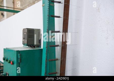 La macchina taglia plastica espansa. Impianto per la produzione di pannelli sandwich di polistirene Foto Stock
