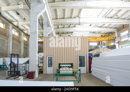 Produzione di isolamento termico dei materiali. Impianto per la produzione di pannelli sandwich di polistirene Foto Stock