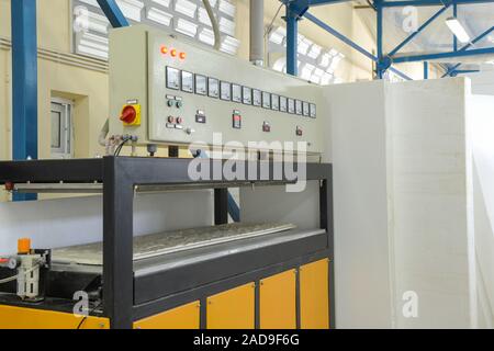 Impianto per la produzione di pannelli sandwich di polistirene Foto Stock