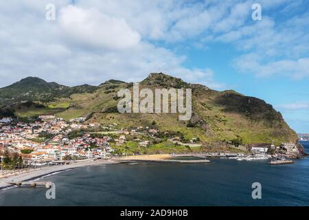 Città costiera, Machico, east coast, Madeira, Portogallo, Europa Foto Stock