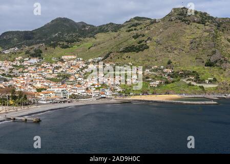 Città costiera, Machico, east coast, Madeira, Portogallo, Europa Foto Stock