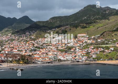 Città costiera, Machico, east coast, Madeira, Portogallo, Europa Foto Stock