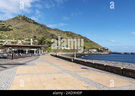 Waterside promenade, città costiera, Machico, Madeira, Portogallo, Europa Foto Stock