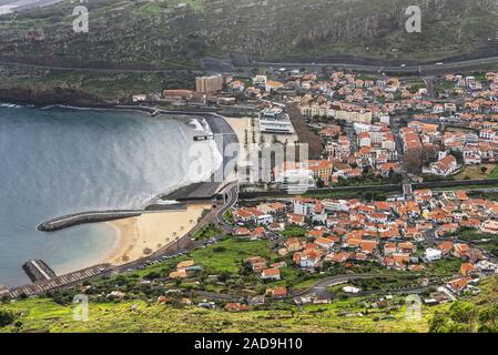 Città costiera, Machico, east coast, Madeira, Portogallo, Europa Foto Stock