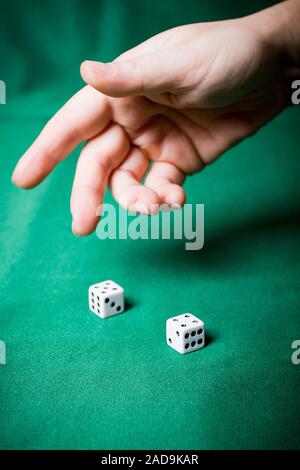 Canto getta dadi su un tavolo con il panno verde Foto Stock