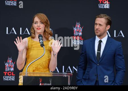 Attori Emma Stone & Ryan Gosling a TCL Chinese Theatre, Hollywood, dove le stelle del La la terra aveva loro mano & orme impostato in cemento. Dicembre 7, 2016 © 2016 Paul Smith / Featureflash Foto Stock