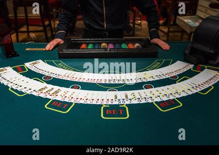 Professional croupier durante la carte Foto Stock