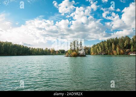 Estate paesaggio del lago con cristallo e acqua fresca Aya Foto Stock