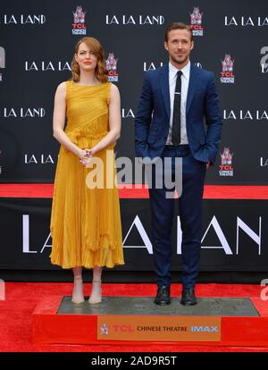 Attori Emma Stone & Ryan Gosling a TCL Chinese Theatre, Hollywood, dove le stelle del La la terra aveva loro mano & orme impostato in cemento. Dicembre 7, 2016 © 2016 Paul Smith / Featureflash Foto Stock