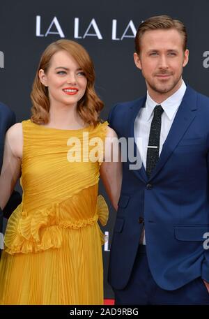 Attori Emma Stone & Ryan Gosling a TCL Chinese Theatre, Hollywood, dove le stelle del La la terra aveva loro mano & orme impostato in cemento. Dicembre 7, 2016 © 2016 Paul Smith / Featureflash Foto Stock