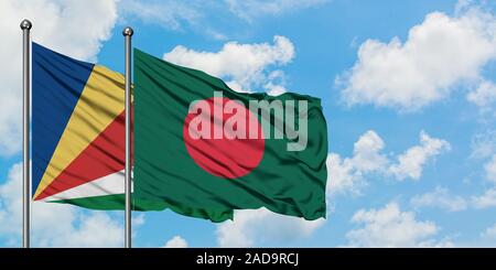 Seychelles e Bangladesh bandiera sventolare nel vento contro bianco torbido cielo blu insieme. Concetto di Diplomazia e relazioni internazionali. Foto Stock
