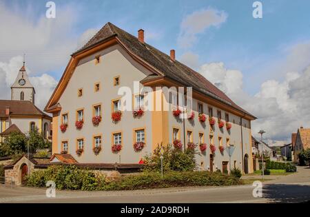 Chiesa parrocchiale di San Vito e ex canonica Fützen, distretto di Blumberg, Foresta Nera Foto Stock