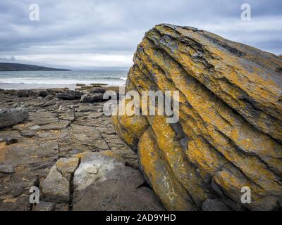 Massiccio di roccia sulla costa dell'Irlanda Fanore beach Foto Stock