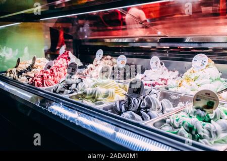 Classic gourmet Italiani gelatto gelato Gelato display Foto Stock