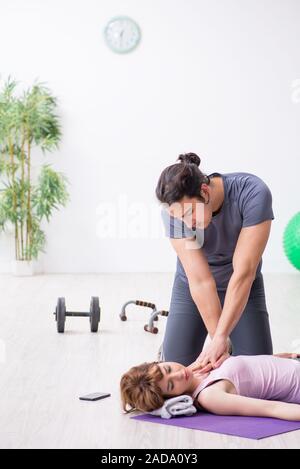 Giovane donna sensazione di cattivo durante il corso di formazione in primo concetto di aiuto Foto Stock