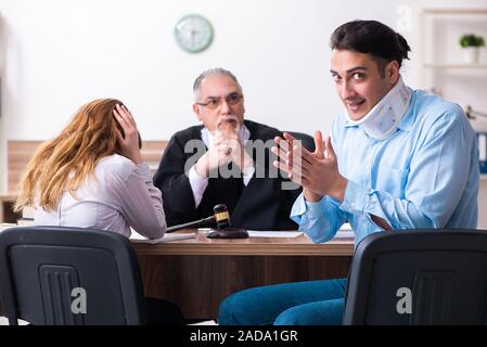 Coppia giovane nella courthouse nel concetto di divorzio Foto Stock