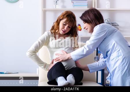 Giovane donna incinta visita medico esperto ginecologo Foto Stock