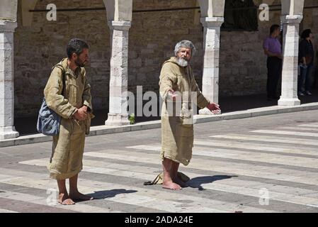 Due frati accattonaggio, Basilica di San Francesco di Assisi, Italia, Europa Foto Stock