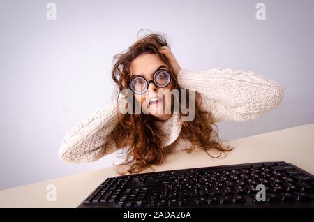 Funny nerd ragazza che lavora sul computer Foto Stock
