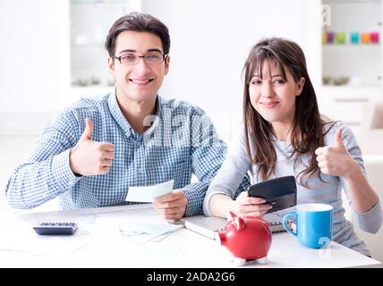 Coppia giovane guardando alla famiglia finanza paper Foto Stock