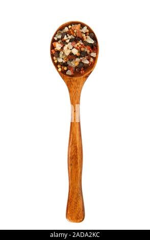 Mescolare i condimenti in un cucchiaio di legno su isolare. Spice in il cucchiaio. Vista da sopra. Condimenti a isolare. Foto Stock