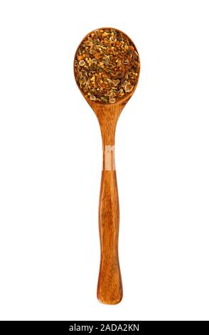 Miscela di stagionatura in un cucchiaio di legno su isolare. Spice in il cucchiaio. Condimento su isolare. Vista da sopra. Foto Stock
