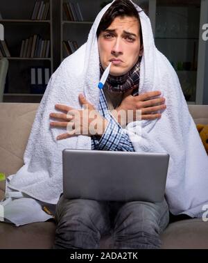 Uomo malato lavando i piedi a casa Foto Stock