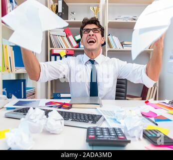 Arrabbiato e imprenditore spaventoso in ufficio Foto Stock