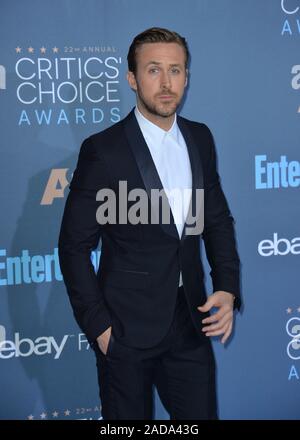 Ryan Gosling alla XXII edizione critica' Choice Awards a Barker Hangar di Santa Monica Airport. Dicembre 11, 2016 © 2016 Paul Smith / Featureflash Foto Stock