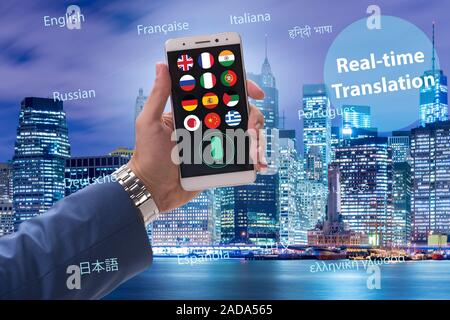 Concetto di traduzione in tempo reale con app per smartphone Foto Stock