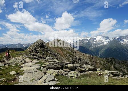 Vista della croce di vetta del Monte Spicco vicino a Sand in Taufers, Alto Adige Foto Stock