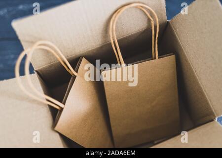 Ordini online conceptual still-life, borse per lo shopping all'interno di aprire il pacco di consegna Foto Stock