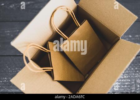 Ordini online conceptual still-life, borse per lo shopping all'interno di aprire il pacco di consegna Foto Stock