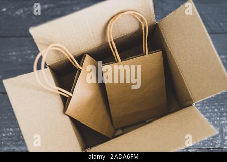 Ordini online conceptual still-life, borse per lo shopping all'interno di aprire il pacco di consegna Foto Stock