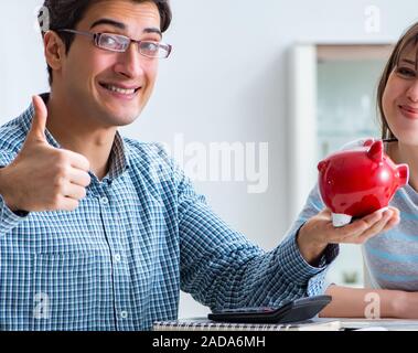 Coppia giovane guardando alla famiglia finanza paper Foto Stock