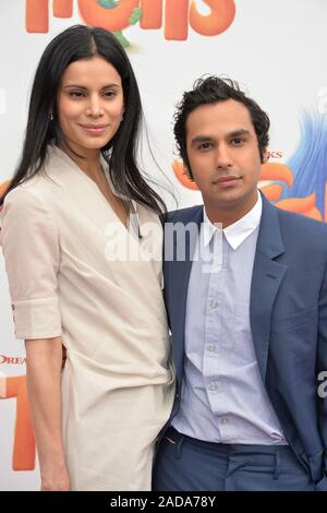 LOS ANGELES, CA. Ottobre 23, 2016: Attore Kunal Nayyar & moglie Neha Kapur presso il Los Angeles premiere di 'Troll' al Regency Village Theatre, Westwood. © 2016 Paul Smith / Featureflash Foto Stock