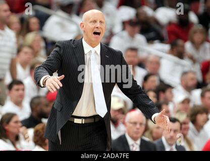 Louisville, Stati Uniti. 03 Dic, 2019. Louisville Cardinali head coach Chris Mack reagisce alle sue squadre giocare contro il Michigan Wolverine durante la prima metà del gioco a KFY Yum! Center di Louisville, Kentucky, 3 dicembre 2019. Foto di John Sommers II /UPI Credito: UPI/Alamy Live News Foto Stock