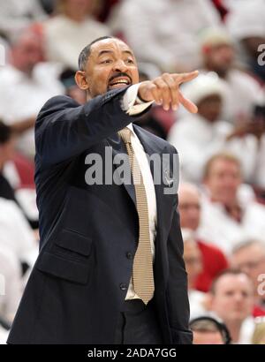 Louisville, Stati Uniti. 03 Dic, 2019. Michigan Wolverine head coach Juwan Howard reagisce alle sue squadre giocare contro il Louisville Cardinali durante la seconda metà del gioco a KFY Yum! Center di Louisville, Kentucky, 3 dicembre 2019. Foto di John Sommers II /UPI Credito: UPI/Alamy Live News Foto Stock