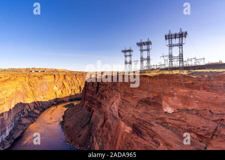 Impianto di alimentazione su dam Foto Stock