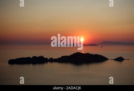 Suggestivo tramonto in Afionas, Corfù, Grecia Foto Stock