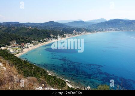 La baia di Agions Geoergios Pagi, una popolare destinazione turistica, Corfù, Grecia Foto Stock