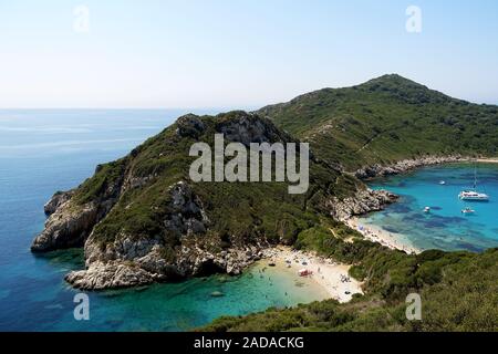 Timoni Bay di Afionas, una popolare destinazione turistica, Corfù, Grecia Foto Stock