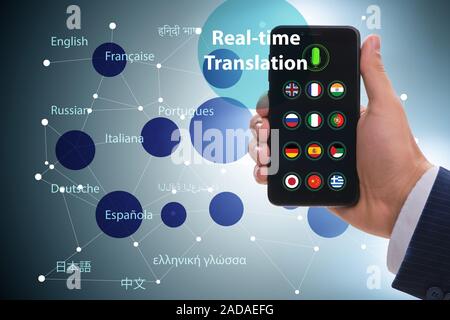 Concetto di traduzione in tempo reale con app per smartphone Foto Stock