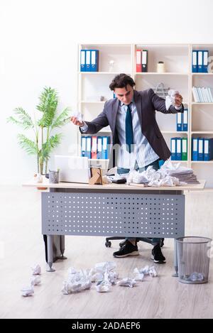 Imprenditore di rigetto di nuove idee con un sacco di carte Foto Stock