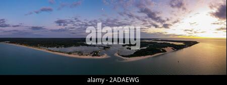 Tramonto lungo la spiaggia al punto Towd in Southampton, Long Island, New York. Foto Stock