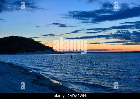 Tramonto lungo la spiaggia al punto Towd in Southampton, Long Island, New York. Foto Stock