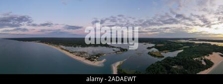 Tramonto lungo la spiaggia al punto Towd in Southampton, Long Island, New York. Foto Stock