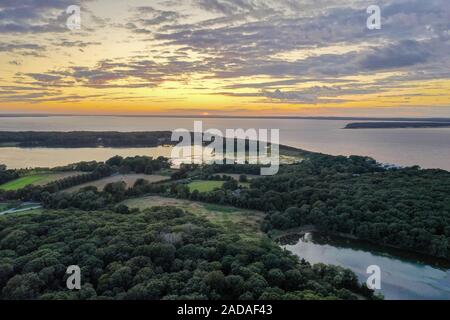 Tramonto lungo la spiaggia al punto Towd in Southampton, Long Island, New York. Foto Stock