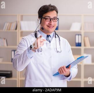 Giovane medico nel concetto medico Foto Stock