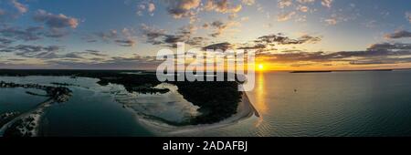 Tramonto lungo la spiaggia al punto Towd in Southampton, Long Island, New York. Foto Stock